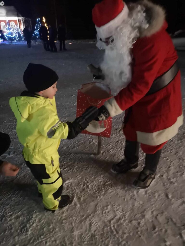 Viljami Kultalahti, 3, uskalsi rohkeasti mennä ottamaan pukilta karkkia. Viljamin mielestä joulussa on parasta lumikasat.