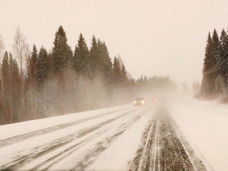 Huono ajokeli edellyttää turvaetäisyyksiä ja toimivia valoja. Arkistokuva: Eija Pippola.