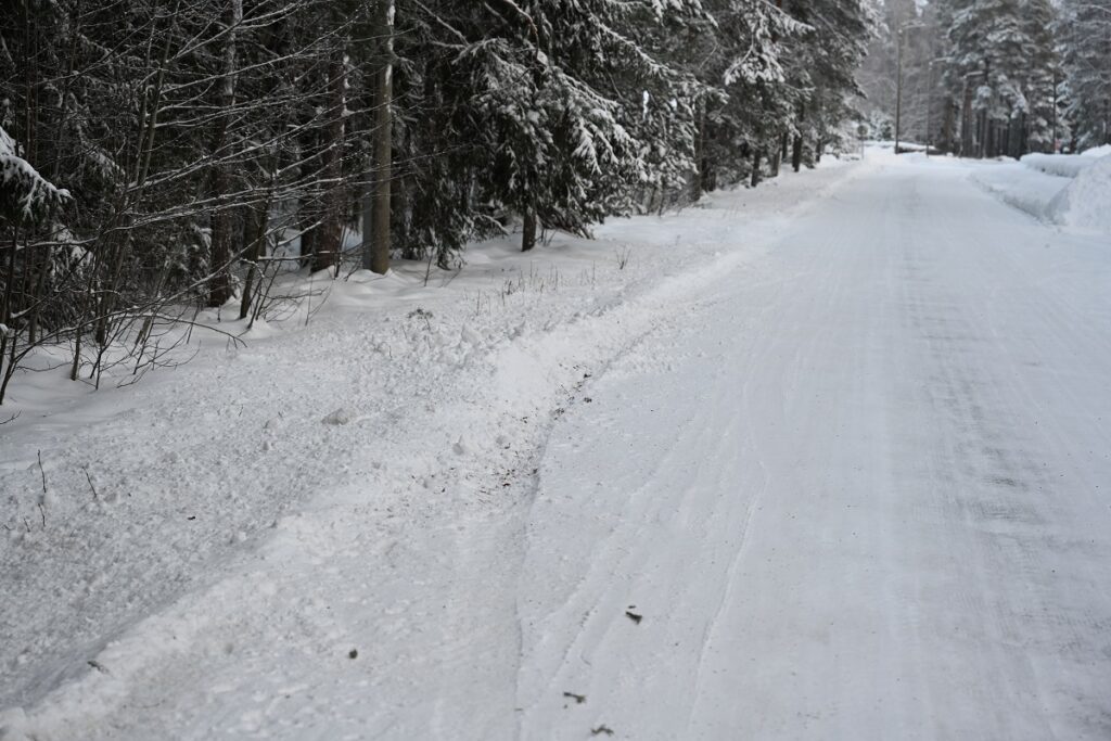 Lappajärvellekin on rantautunut trendi, että aurausviitat ajetaan nurin. Kuva: Hannu Takala.