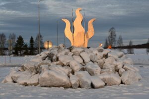 Vimpelin kiertoliittymään valmistunut monumentti kuvaa paitsi kunnan kalkinpolttoperinteitä, myös yhteishenkeä ja sivistystä. Kuva: Johanna Korkea-aho.