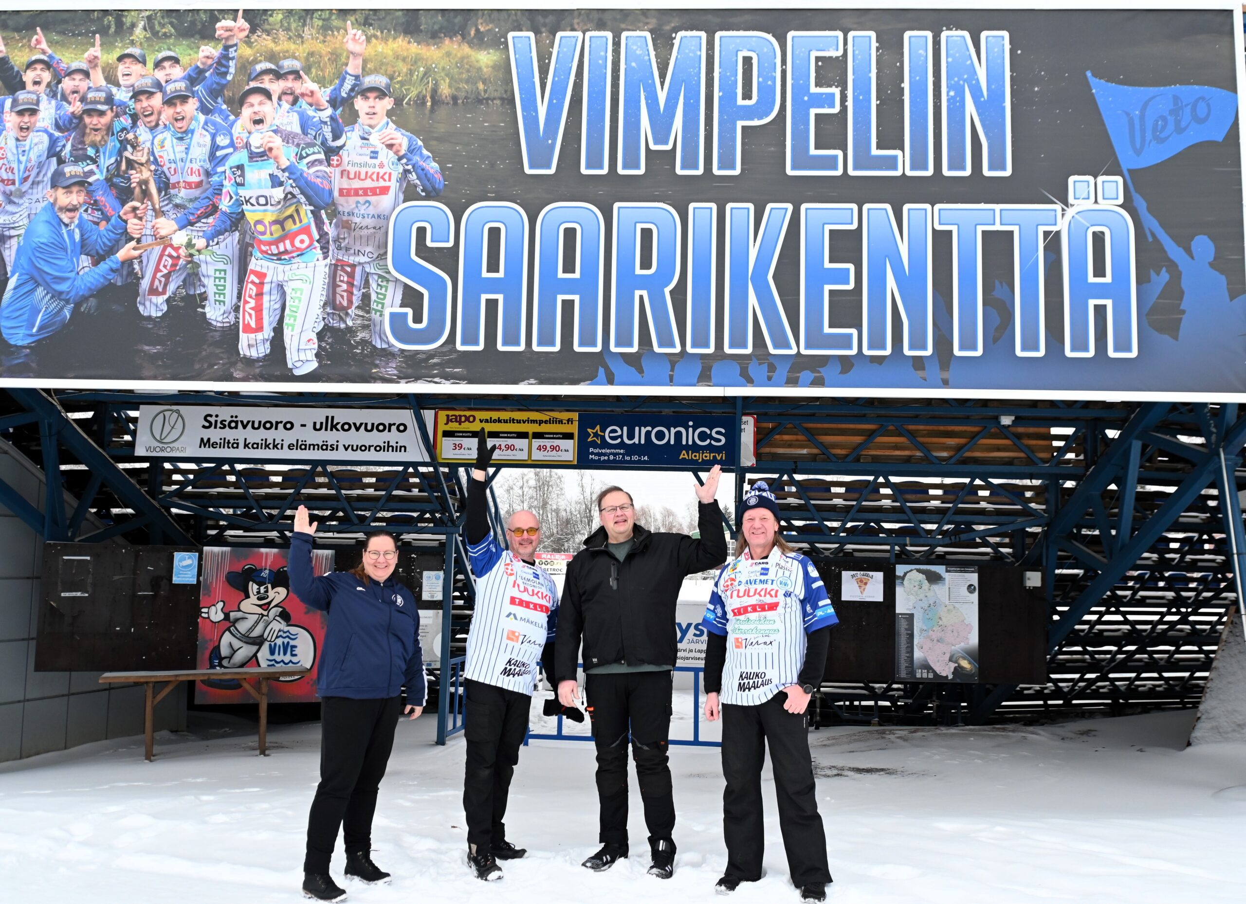 Saarikenttä on vielä verhoutunut kylmään talviasuun, mutta konsertin suunnittelut käyvät kuumina. Paljon on vielä tehtävää, mutta Yrittäjät luottavat siihen, että kaikki järjestyy. –Oli hieno huomata, kuinka ihmiset lähtivät pyyteettömästi levittämään tapahtumaa sosiaalisessa mediassa, kiitos kaikille siitä. Myös puhelimet ovat soineet tiuhaan tahtiin aiheesta. Se kuvastaa juuri sitä yhteisöllisyyden mentaliteettia, josta Vimpeli tunnetaan. Yhdessä tekemällä pienikin voi olla suuri, kiittävät Yrittäjät. Vimpelin Yrittäjien hallitusta kuvassa edustavat Maarit Liikala (vas.), Timo Vesala, Petteri Pyhälahti ja Jari Lakaniemi.