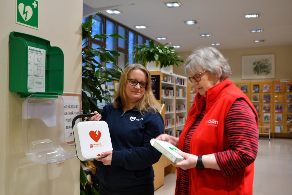 Alajärven kirjaston sydäniskuri sijaitsee sisään tullessa vasemmalla puolella vessojen ja naulakoiden läheisyydessä. –Toivottavasti tämän on turha hankinta, mutta jos tämä yhdenkin ihmisen pelastaisi, se on maksanut itsensä moninkertaisesti takaisin, toteavat Maria Kanervikkoaho ja Anneli Murto.