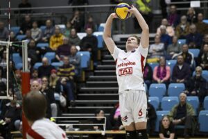 Evijärveläislähtöinen Joska Försti on noussut nuoresta iästään huolimatta pelaamaan lentopalloa jo SM-tasolla. Tällä hetkellä Försti pelaa turkulaisen TUTO Volleyn pelipaidassa passarin paikkaa. Kuvat: Förstiltä.