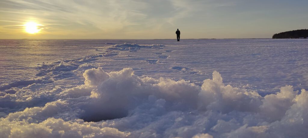 Helmikuussa lumi on erilaista, ilmassa on kevään tuoksu, valo lisääntyy päivä päivältä ja pääsiäisen toivo valtaa mielessä alaa, kirjoittaa Jenny Kärki Viikon sanassa.