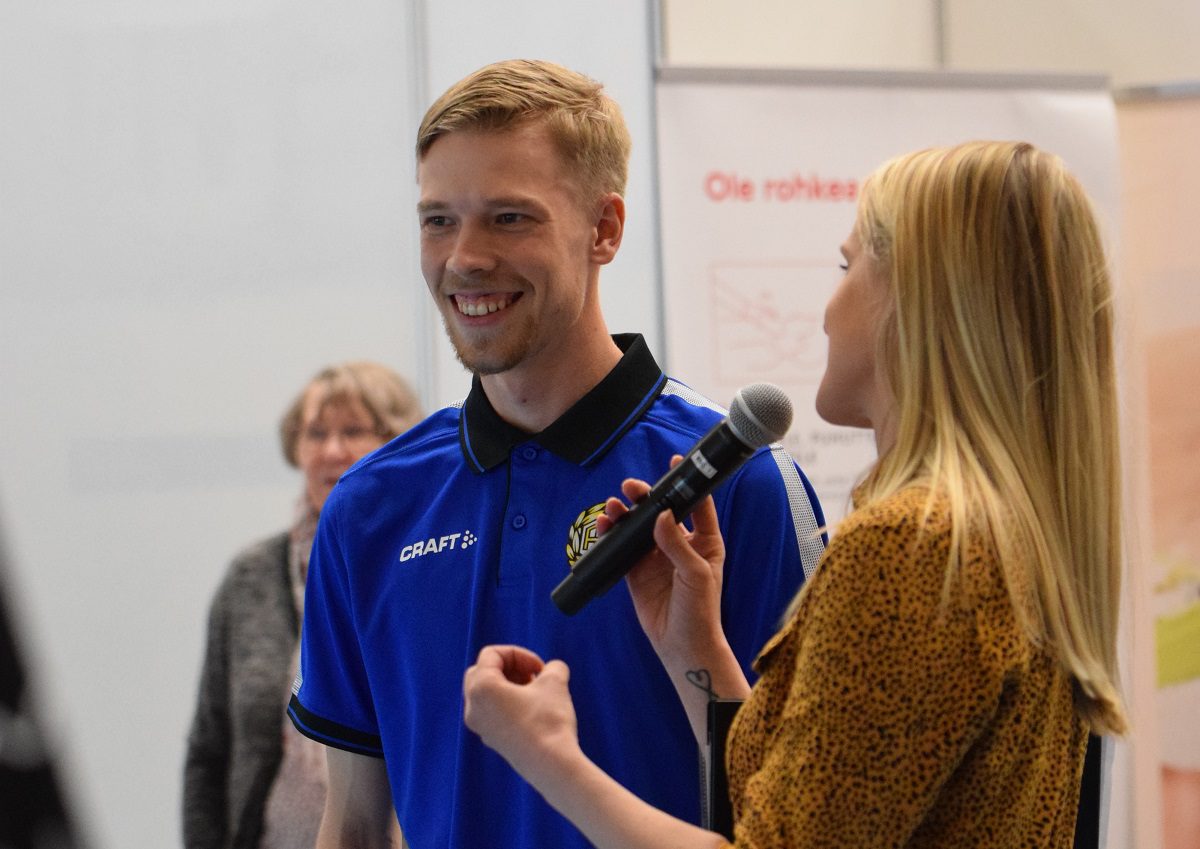 Antti Ihamäki solmii Alajärven kaupungin kanssa yhteistyösopimuksen. Kuvassa Ihamäki Joanna Kuvajan haastattelussa Asumista ja hyvinvointia -messuilla.