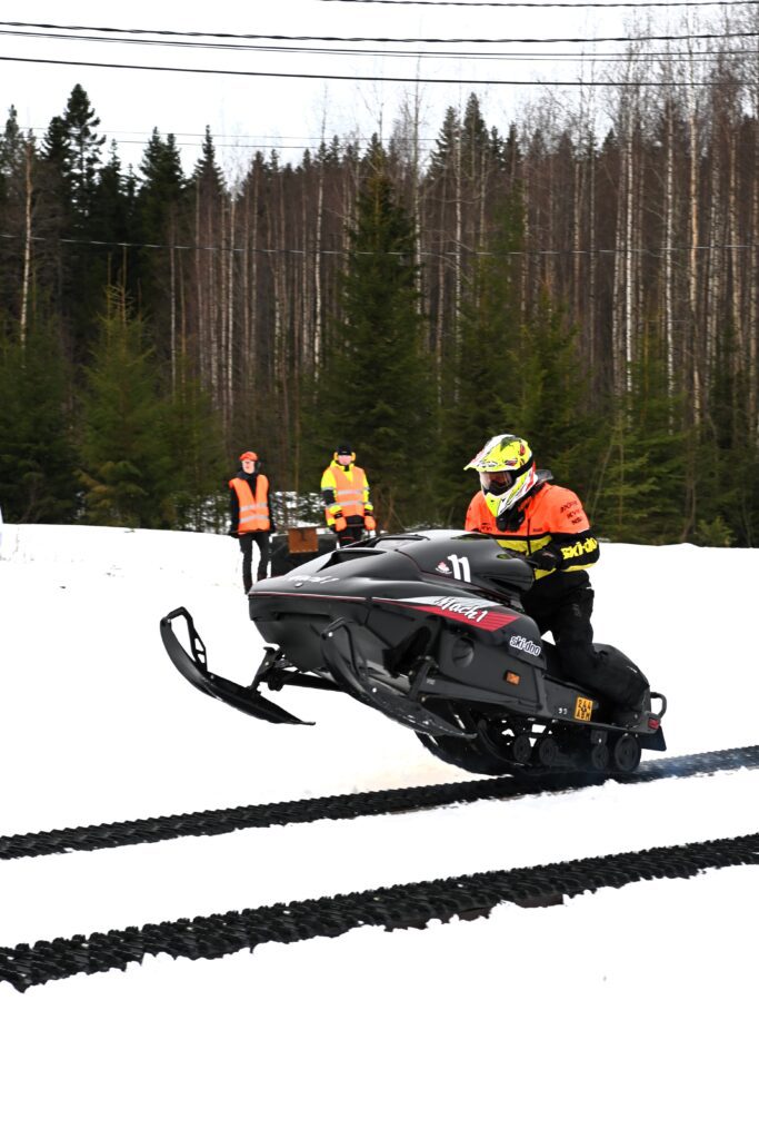 Moottorikilpailun drag race -kisat keräsivät Lakikselle osallistujia ympäri Suomea. Kuvassa mustasaarelaisen Hans Holmin tyylinäyte.