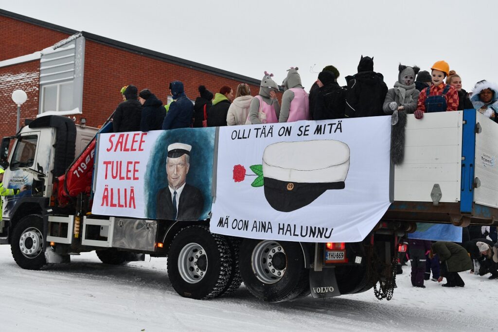 Alajärven abiturientit vuosimallia 2024 lähdössä penkkariajelulle.