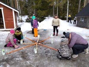 Hanna Honkaniemi leikitti ulkoilijoilla Suomen Ladun kehittämää Suuntamysteeripeliä, jossa selvitettiin ”aarrearkkujen” numerokoodeja ratkomalla erilaisia tehtäviä.