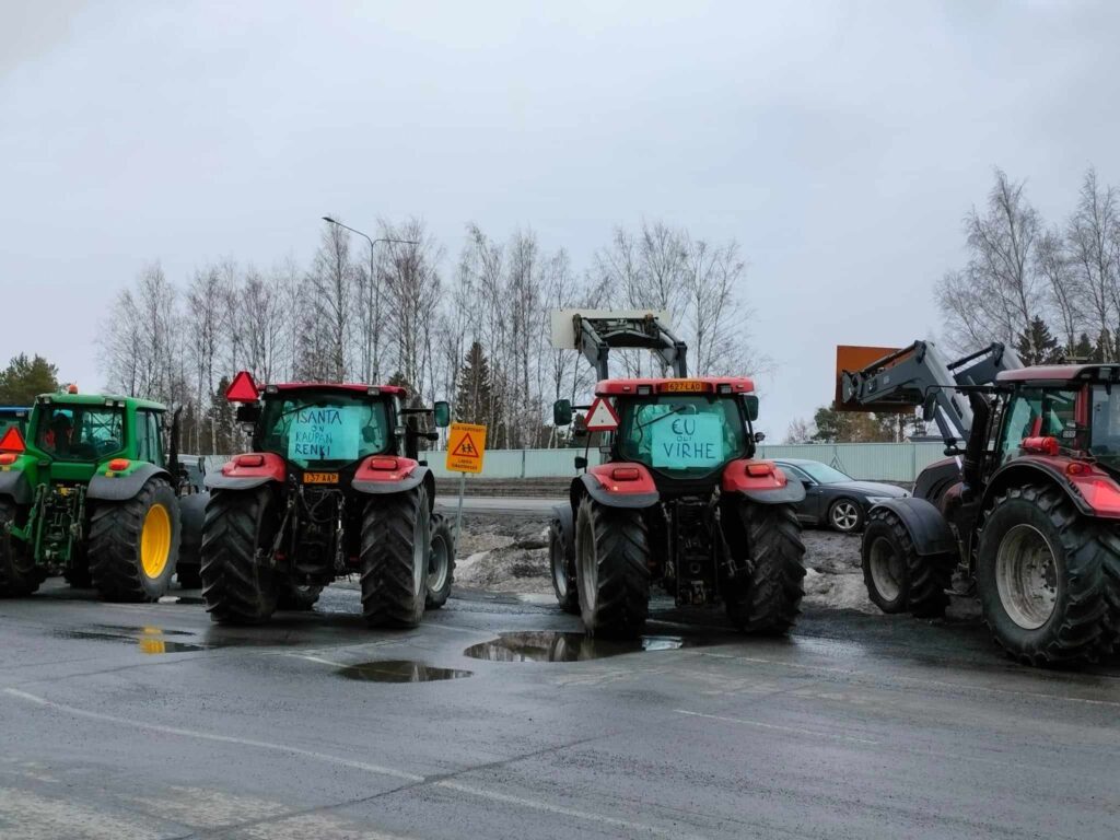 Viljelijät ottivat kantaa lauantaina Seinäjoen raviradalla. Kuva: Tuuli Humalajoki.