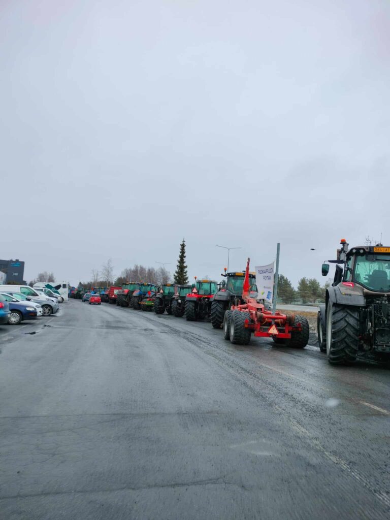 Ruokamarssi 2024 veti Seinäjoelle maakunnan viljelijöitä traktoreillaan. Kuva: Tuuli Humalajoki.