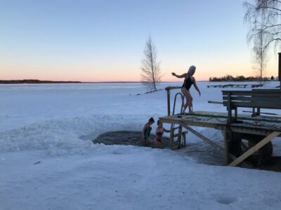 Tarvolan kylätalolla saunotaan ja käydään avannossa torstai-iltaisin. Kuva Sointu Ketola.