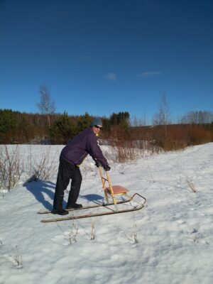 Keväthangilla on hauska kelkkailla. Kuva Heikiltä.