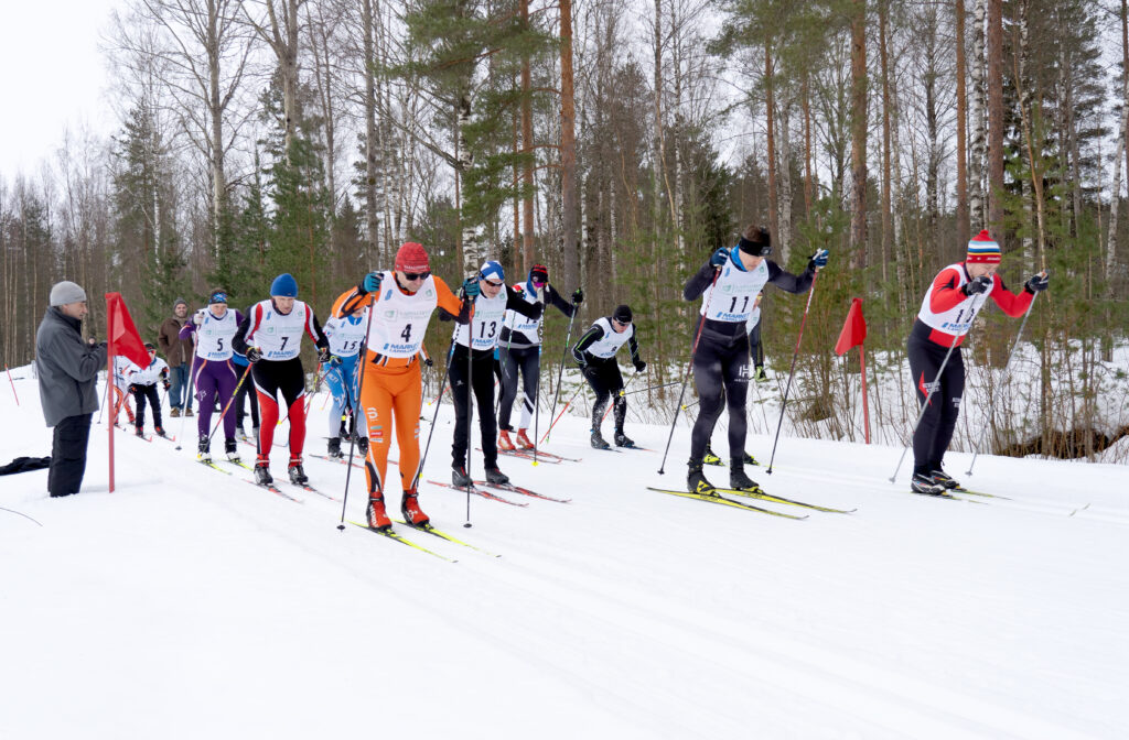 Tulivuorihiihtojen lähtötilanne Hernesniemen pururadalta 3.3.2024.