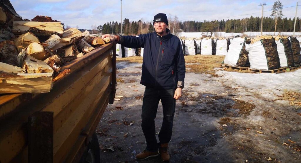 Kaikkia Erkki Vesakosken polttopuusäkkejä ei kuvaan saanut millään mahdutettua. Kolmen vuoden puut on turvattu.