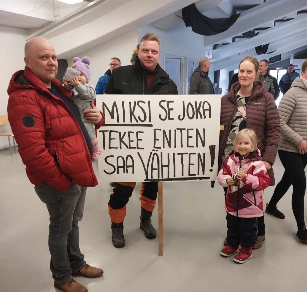 Kortesjärveltä lähtivät viljelijäkokoukseen Tuomas Laukkonen sylissä Kerttu Laukkonen, Risto Nevamäki ja Arla ja Aada Laukkonen. Paikalla olivat myös Jarkko Mattila ja Janne Autio traktoreillaan. Kuva: Jarkko Mattila.