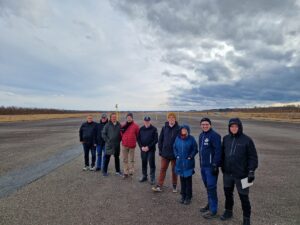 Kuvassa vasemmalta Tapani Lerkki (Yle), Markus Turja (Lakia-Jukola), Janne Nieminen (Yle), Tommi Slotte (Yle), Ilpo Pajula (Lakia-Jukola), Aleksi Myllylä (Grassmark), Marja Rindell (Yle), Jukka-Pekka Sorvisto (Lakia-Jukola) ja Antti Hacklin (Grassmark). Kuva: Lakia-Jukola 2024.