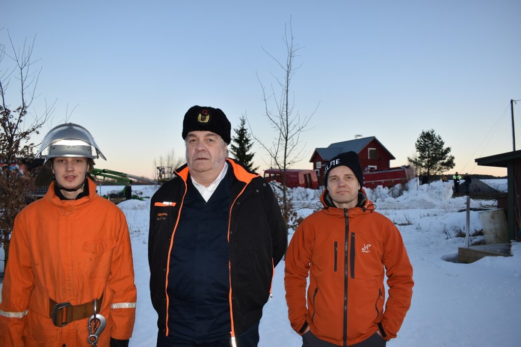 Palopojan roolissa patruunatehtaan palavilla raunioilla juossut vimpeliläinen Rene Mattila, Lappajärveltä lähtöisin oleva tehdaspalokunnan päällikköä esittänyt näyttelijä Jussi Lampi ja Vimpelistä lähtöisin oleva tuottaja Pekka Pohjoispää.