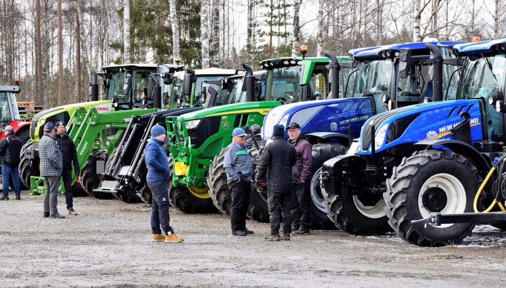 Kuva vuoden 2023 kevätmarkkinoilta. Aamulla satoi lunta, mutta onneksi markkinakansa ei vähästä säikähdä. Kuva: Johanna Korkea-aho.