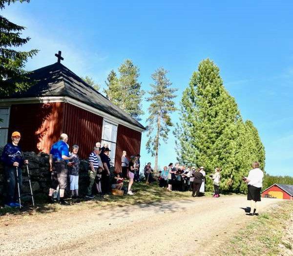 Kirkkokansa, seurakuntapastori, kanttori ja kirkkokuoro Kirkonmäellä Evijärvellä 23. toukokuuta. Kuva: Tapio Elgbacka.