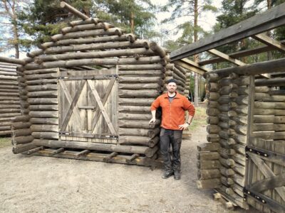 Pariovinen hirsilato ja roskiskatos on sävytetty rautasulfaatilla. Anssi Söderling on toimittanut jo yli 200 latoa uusille omistajille.