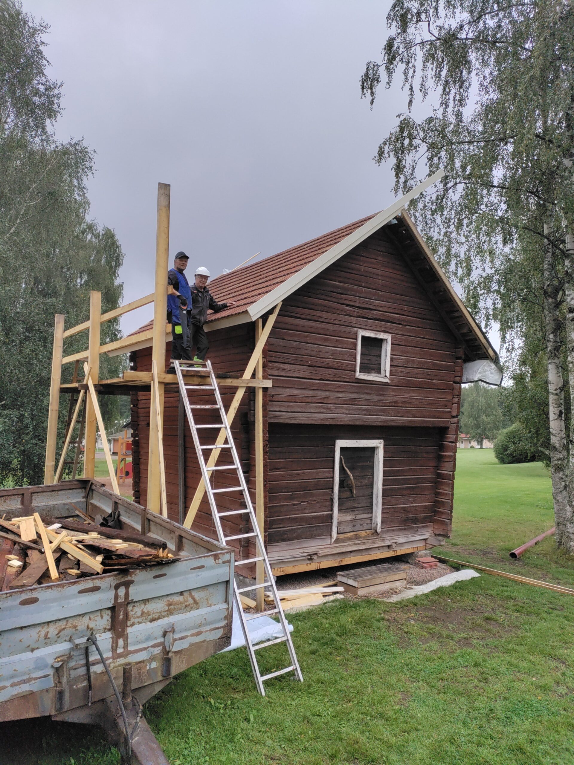 Seuran miehiä talkootöissä.