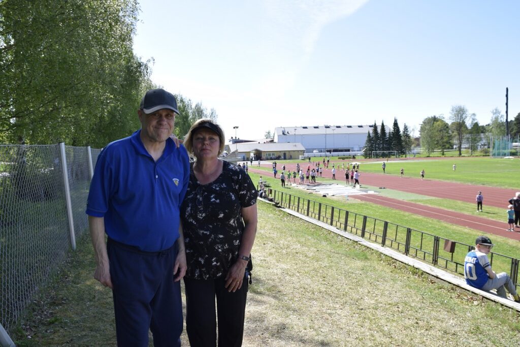 Juha ja Jaana Pyy hengähdystauolla. Heidän tehtävänään oli ottaa virallinen eli sähköaika ja tarkistaa maalikameran tulokset.