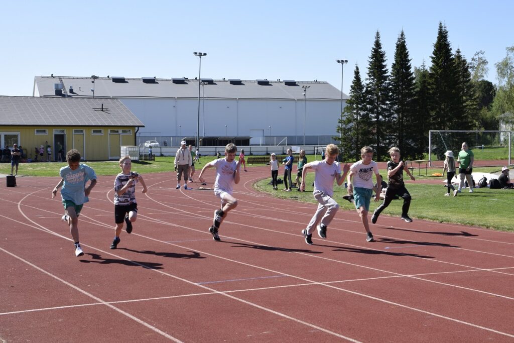 Pojat 12 vuotta100 metrin juoksun lähtö.