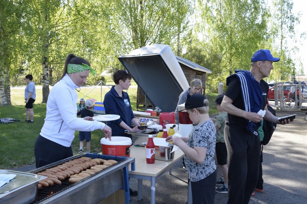 Susanna Isoperkkiö, Mervi Koivuniemi ja Sinikka Paalanen vastasivat makkaranpaistosta ja muonituksesta. Makkara maistui niin pienille kuin isoille.