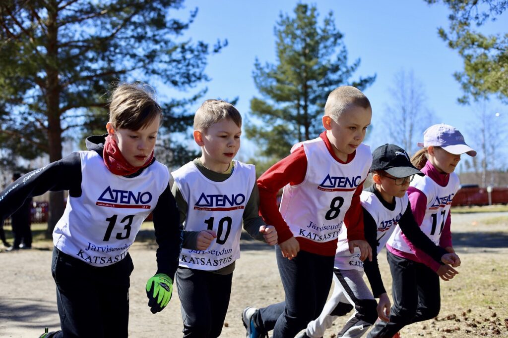 Matkaan! 9-vuotiaat tytöt ja pojat juoksivat 600 metrin matkan.