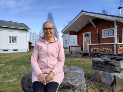 Oilin lempipaikka kotipihalla on pihasaunan terassi, johon paistaa iltapäivän aurinko. Kuva: Kaisu Huhtala.