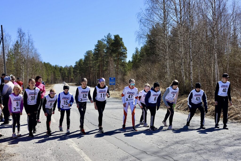 Kilometrin matkalle osallistuvat odottivat keskittyneesti lähettäjän lupaa.