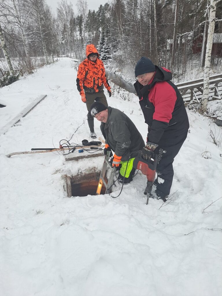 Suunnitteilla patopinnan lasku. Takana Aleksi Saukko, joka oli mukana virkansa puolesta, munkkipatoon menossa Leo Sedelberk, vieressä Allan Ritala.