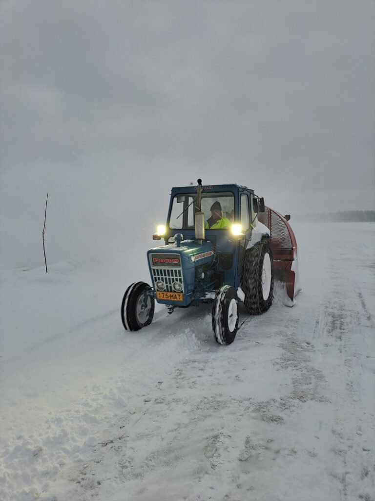 Joulukuussa aloitettiin lumen poisto ruoppausväyliltä lanaamalla ja linkoamalla ja urakoitsija alkoi jäädyttämään väyliä pumppaamalla vettä jäälle, kunnes jään vahvuus oli 60–80 senttiä.