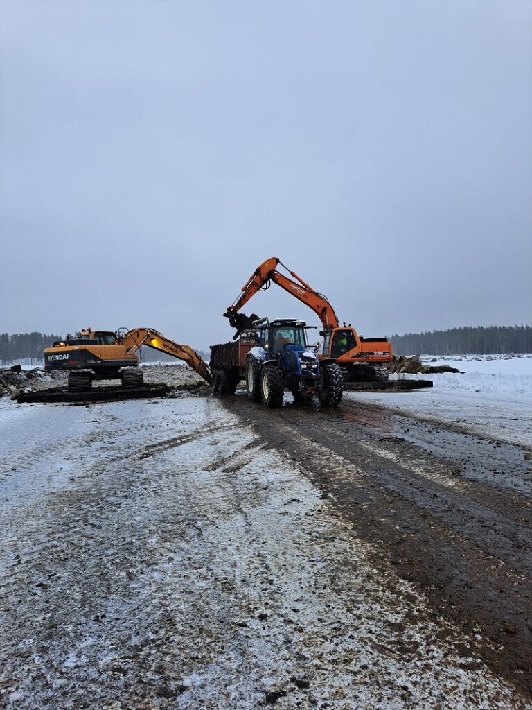 Traktoreita ruoppausmassojen kuljetukseen oli ensin kolme ja myöhemmin neljä.