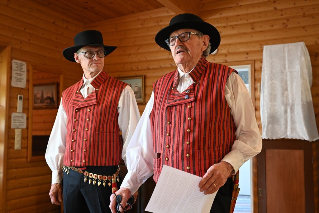 Hannu ja Matti Jaskari kävivät luovuttamassa Armas Lassilan viulun Vimpelin Jäykäntuvalla.