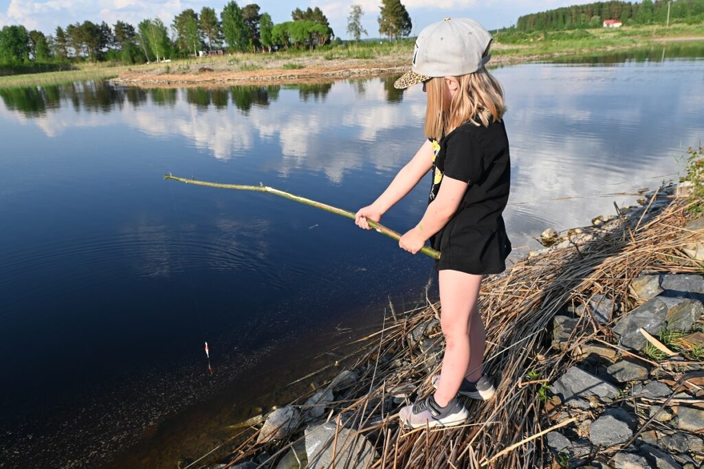 Adele kokeili onkimista ensimmäisen kerran ja innostui, vaikka kalaa ei tällä kerralla vielä tullut.