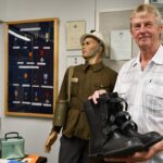 Lasse Autio on koonnut kaasun- ja väestönsuojelunäyttelyn Kuninkaantuvan kesään. Kuvassa etualalla toiminnassa käytetty kenkämalli.