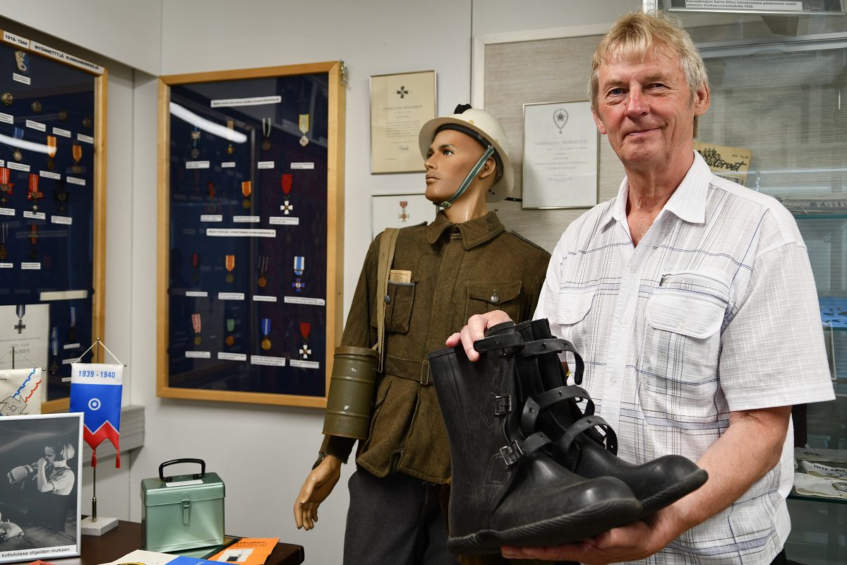Lasse Autio on koonnut kaasun- ja väestönsuojelunäyttelyn Kuninkaantuvan kesään. Kuvassa etualalla toiminnassa käytetty kenkämalli.