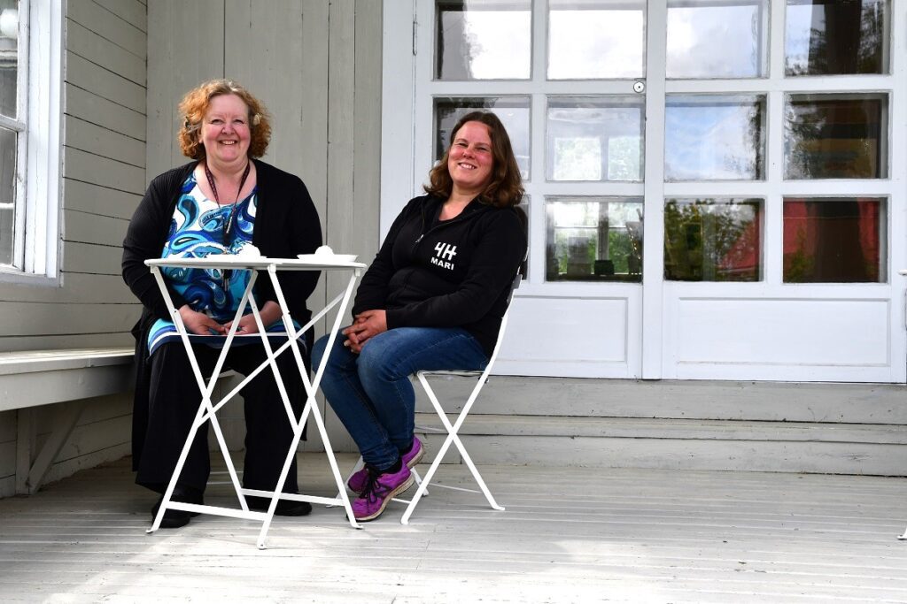 Villa Väinölän nostalginen miljöö taipuu myös kesäkahvilaksi. Marjut Mässbacka ja Mari Kaunisto toivovat, että nuorten vetämät Meijän kotiseutu -hankkeen kulttuurikahvilat Alajärvellä ja Lehtimäellä löytävät yleisönsä.