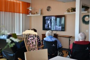 Lions Club Vimpelin Väinö-kotiin lahjoittama televisio on ollut suuri ilon aihe niin henkilökunnalle kuin asukkaillekin.