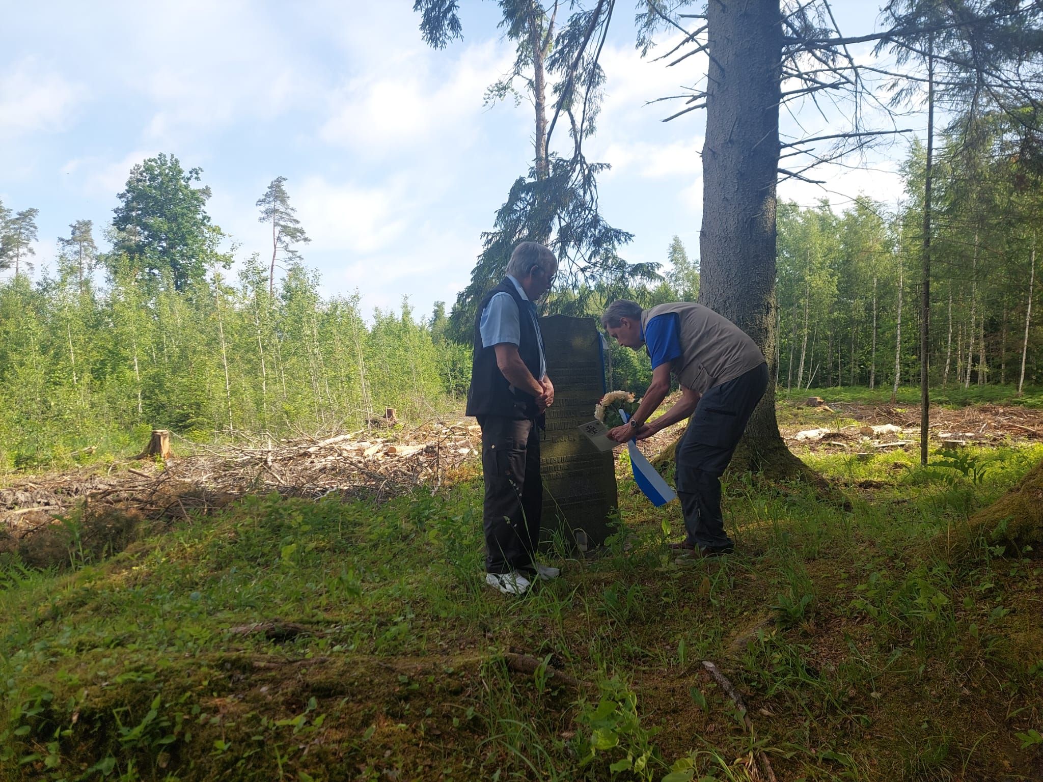 Kuvassa seppeleenlasku Alfred Hyytisen, Max Kronqvistin ja Ilmari Pahkajärven haudalle. Sen suorittivat Mauri Jokela ja Hannu Ulvinen. Kuva: Jokelalta. 