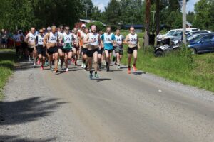 Yhteislähtö on tapahtunut. Johdon ottaa numero 38 Simeon Hyyppä kannoillaan numerolla 34 Juha Laitinen, numerolla 21 Antti Hakala, numerolla 15 isäpappa Heikki Hakala ja numerolla 36 Juuso Ekola.