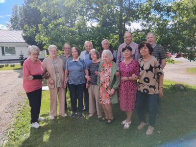 Marja-Liisa Haveri-Nieminen, (vas), Varpu Heikkilä, Sirkka Silvennoinen, Mirja Raasakka, Marja-Liisa Lakaniemi, Pirjo Havinen ja Riitta Peritalo, Kyösti Latvala (takana vas.), Jaakko Mäkelä, Asko Savola, Jorma Heikkilä ja Lasse Mäkelä tapasivat Pirjo Havisen luona.