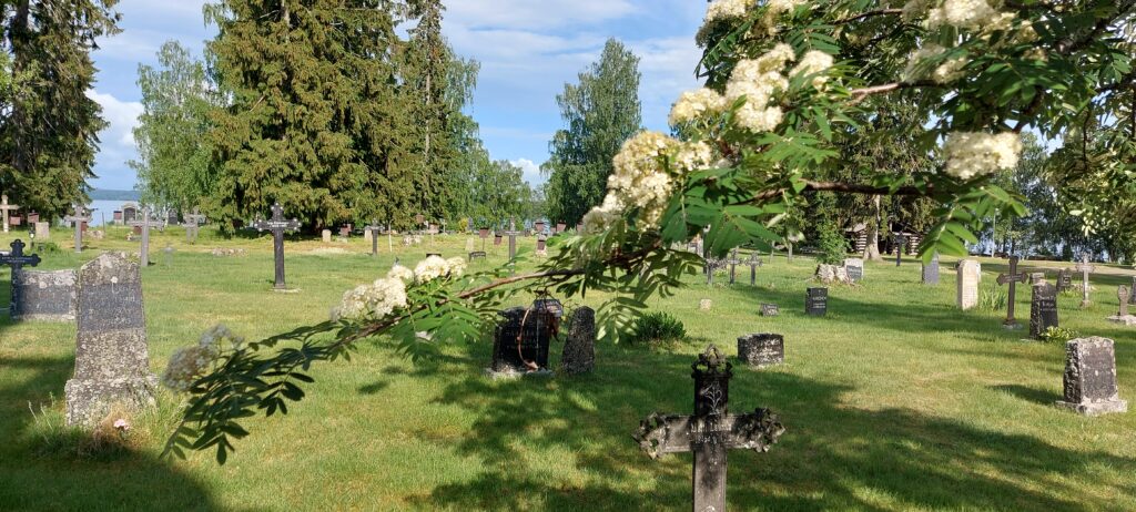 Eskon päivän hautausmaavaelluksella muistetaan edesmenneitä kotiseututyön aktiiveja 12. kesäkuuta Lappajärven kirkossa ja hautausmaalla klo 18. Kuvassa Lappajärven vanhaa hautausmaata. Kuva: Tuija Ahola.