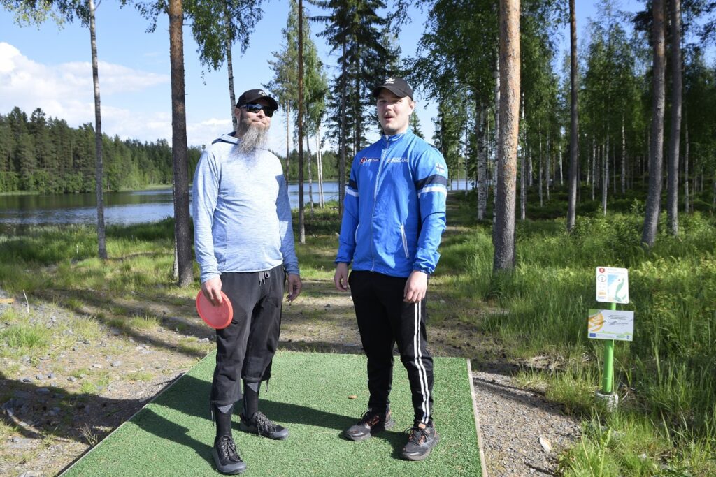 Järviseudun Disc Golf Clubin Mikko Timonen ja Konsta Aho toivottavat uudet jäsenet tervetulleeksi. –Meillä on hyvä porukka ja jäsenmaksun suuruuteen nähden hyviä etuja kiekkokauppoihin ja Vimpelin Vuoropariin.