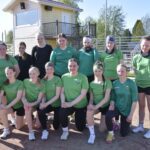 Lappajärven D- ja C-tytöt harjoittelevat yhdessä Veikkolan Pesäpallostadionilla.