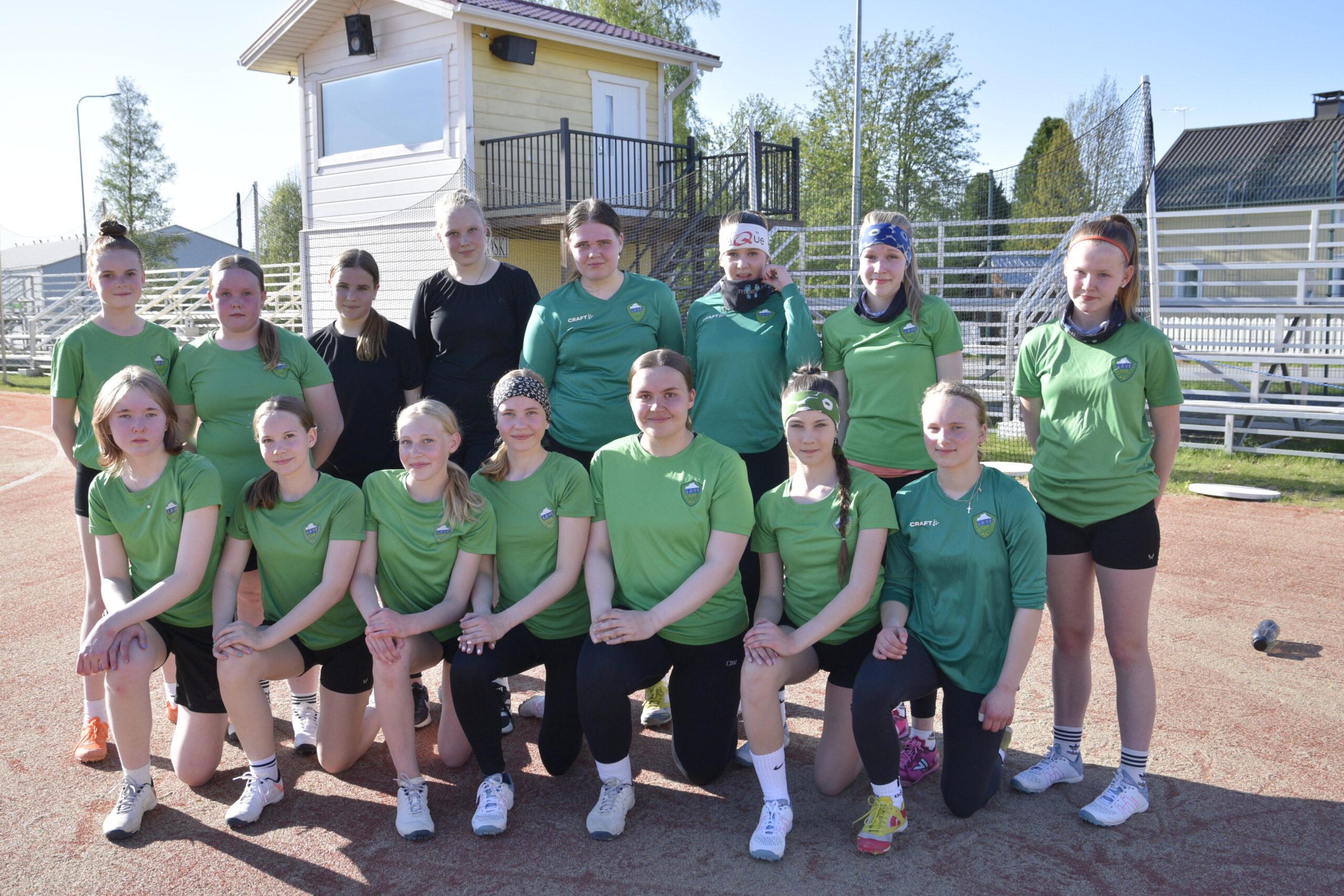 Lappajärven D- ja C-tytöt harjoittelevat yhdessä Veikkolan Pesäpallostadionilla.