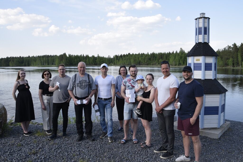 Kuntaan muuttaneiden päivää Välijoen rannalla viettivät Annie Laitila, Päivi Huhtala, Juha-Matti Näykki, Markku Pohjoisaho, Stanislav Partola, Tarja Puro, Dmytro Stanislavchuk, Damian Rohozinsky äitinsä Yana Rohozinskan sylissä, Sami Alasara ja Anssi Kuusela.