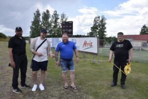 Jukka Jaakkola (vas.), Anssi Kuusela, Jaakko Kultalahti ja Reijo Kärnä mittaamassa Veikkolan stadionilla tulevien katsomoiden ja suojaverkkojen etäisyyksiä.