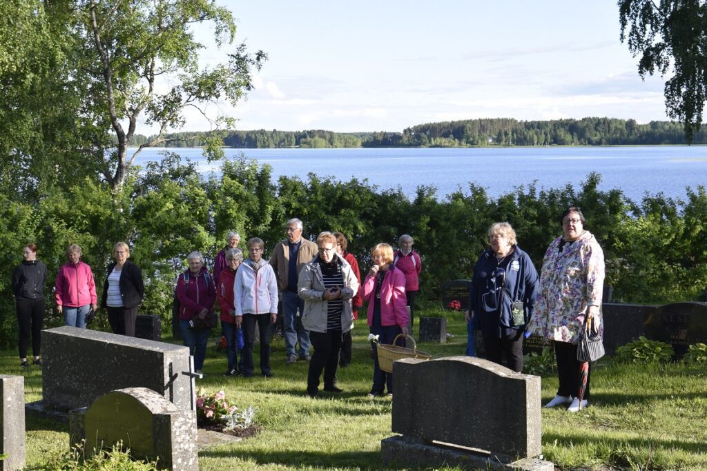 Hautausmaavaellukselle osallistuneita kuulijoita kauppias Armas J. Mellerin haudalla.